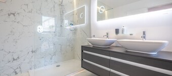 Port Tara Holiday Home, close to Portballintrae Harbour and the Giant's Causeway
