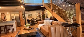 Incredible Location! Heart of Old Port/Spacious Apartment