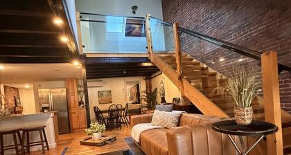 Incredible Location! Heart of Old Port/Spacious Apartment