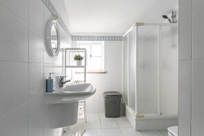 Sèche-cheveux, serviettes fournies, papier toilette