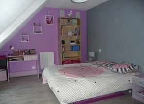 2 habitaciones, escritorio, tabla de planchar con plancha y wifi gratis 