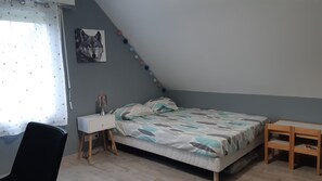 2 bedrooms, desk, iron/ironing board, free WiFi
