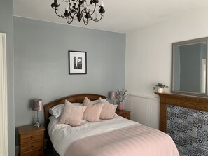 2 slaapkamers, een strijkplank/strijkijzer, reisbedje, gratis wifi