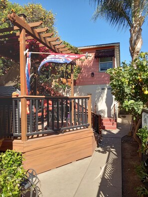Property grounds - Private, cozy-newly remodeled   (Long Beach)