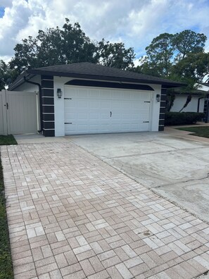 Property grounds - Cheerful, family friendly home (Tampa)