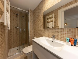 Een douche, een haardroger, handdoeken