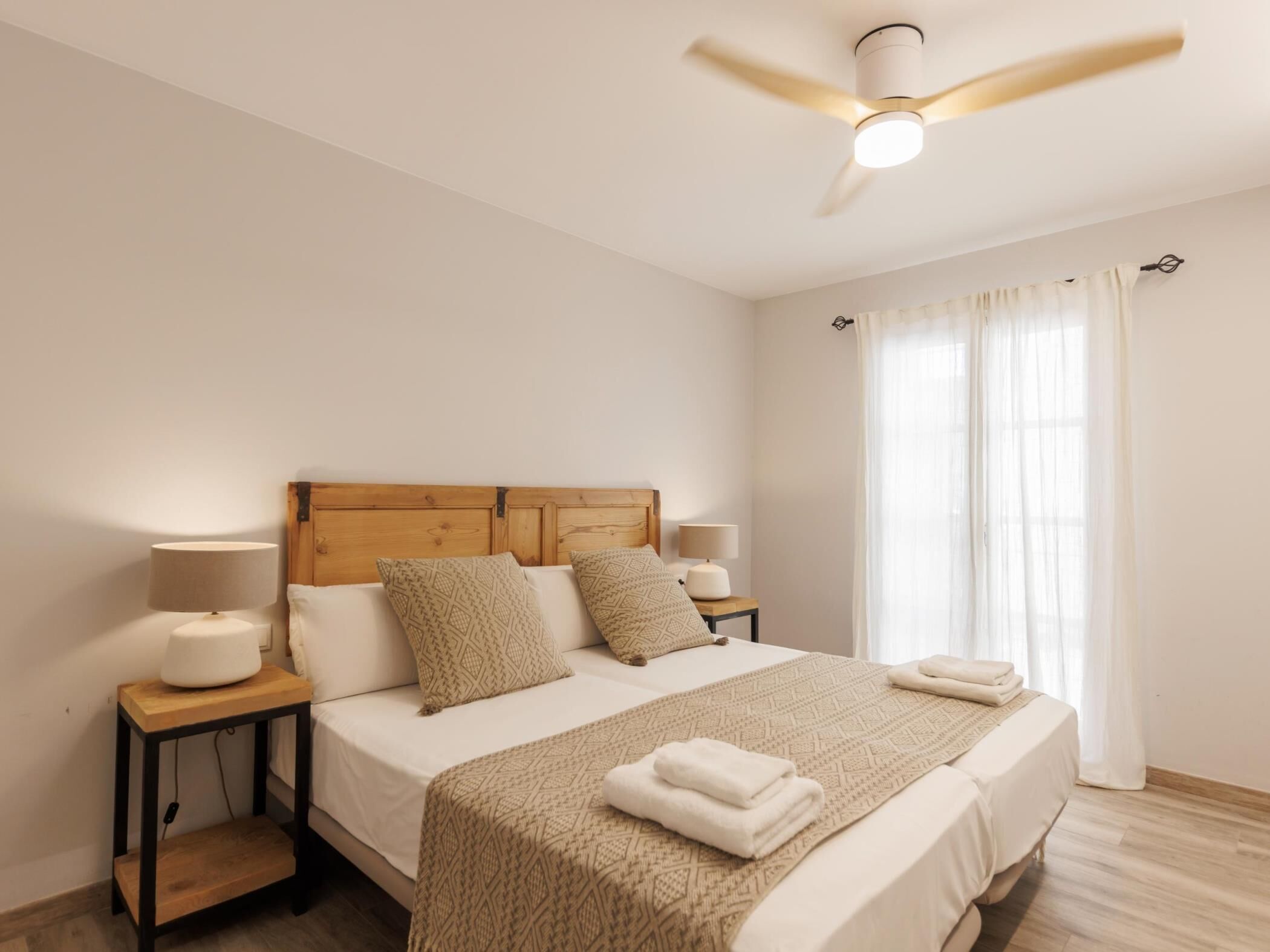 1 dormitorio, tabla de planchar con plancha, Internet y ropa de cama