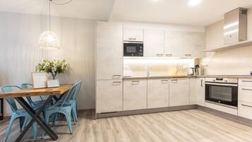 Een koelkast, een magnetron, een oven, een vaatwasser