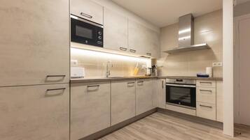 Een koelkast, een magnetron, een oven, een vaatwasser