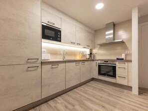 Een koelkast, een magnetron, een oven, een vaatwasser