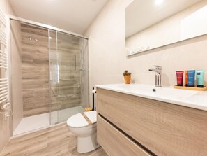 Shower, hair dryer, towels - Calderers El Drac - Holiday Apartment Rental Girona | Bravissimo (Girona)