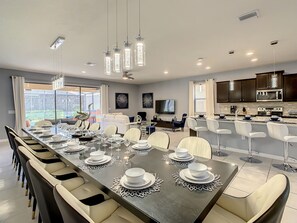 Dining - FUN!-2 Theaters+Great Game Rm-Themed BRs-Pool/Spa (Kissimmee)