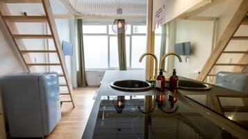 Fridge, microwave, oven, coffee/tea maker