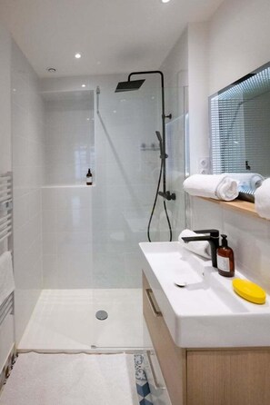 Douche, sèche-cheveux, serviettes fournies