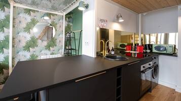 Fridge, microwave, oven, coffee/tea maker