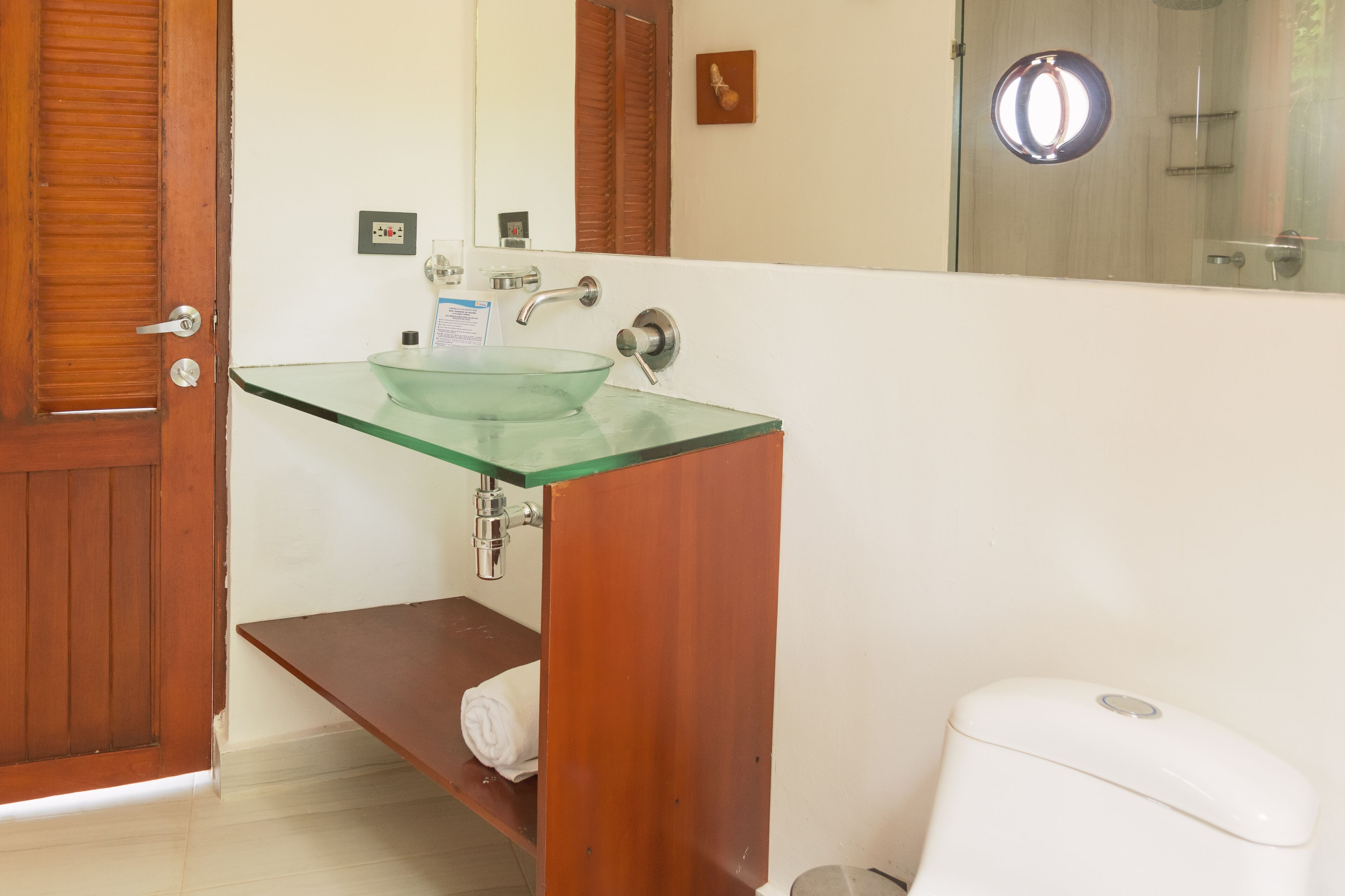 shower, free toiletries, bathrobes, towels