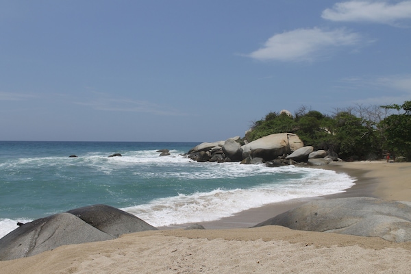 En la playa, playa de arena blanca, camastros y sombrillas