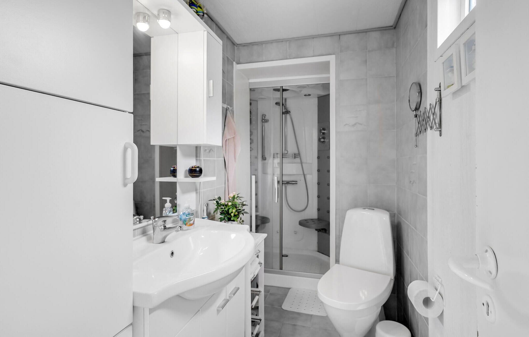 Ein modernes Badezimmer mit Waschbecken, Toilette und Dusche.