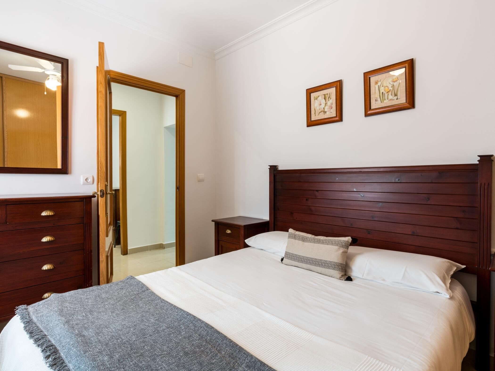 2 slaapkamers, een strijkplank/strijkijzer, internet, beddengoed