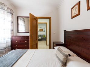 2 slaapkamers, een strijkplank/strijkijzer, internet, beddengoed