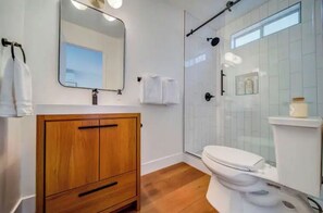 Ensemble douche/baignoire, sèche-cheveux, serviettes fournies, savon