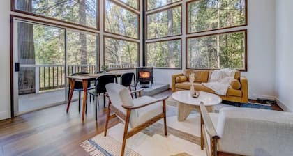 Glass Cabin Under the Pines • Hot Tub • Seclusion