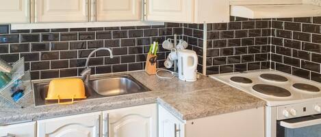 Fridge, oven, stovetop, coffee/tea maker