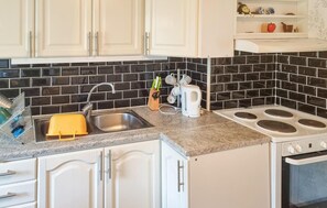 Fridge, oven, stovetop, coffee/tea maker - Lovely home in Degerhamn with kitchen (Degerhamn)