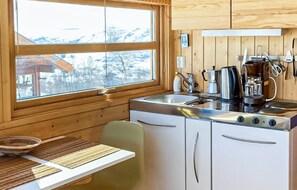 Fridge, stovetop, coffee/tea maker, cookware/dishes/utensils - 1 bedroom nice home in Geilo (Geilo)