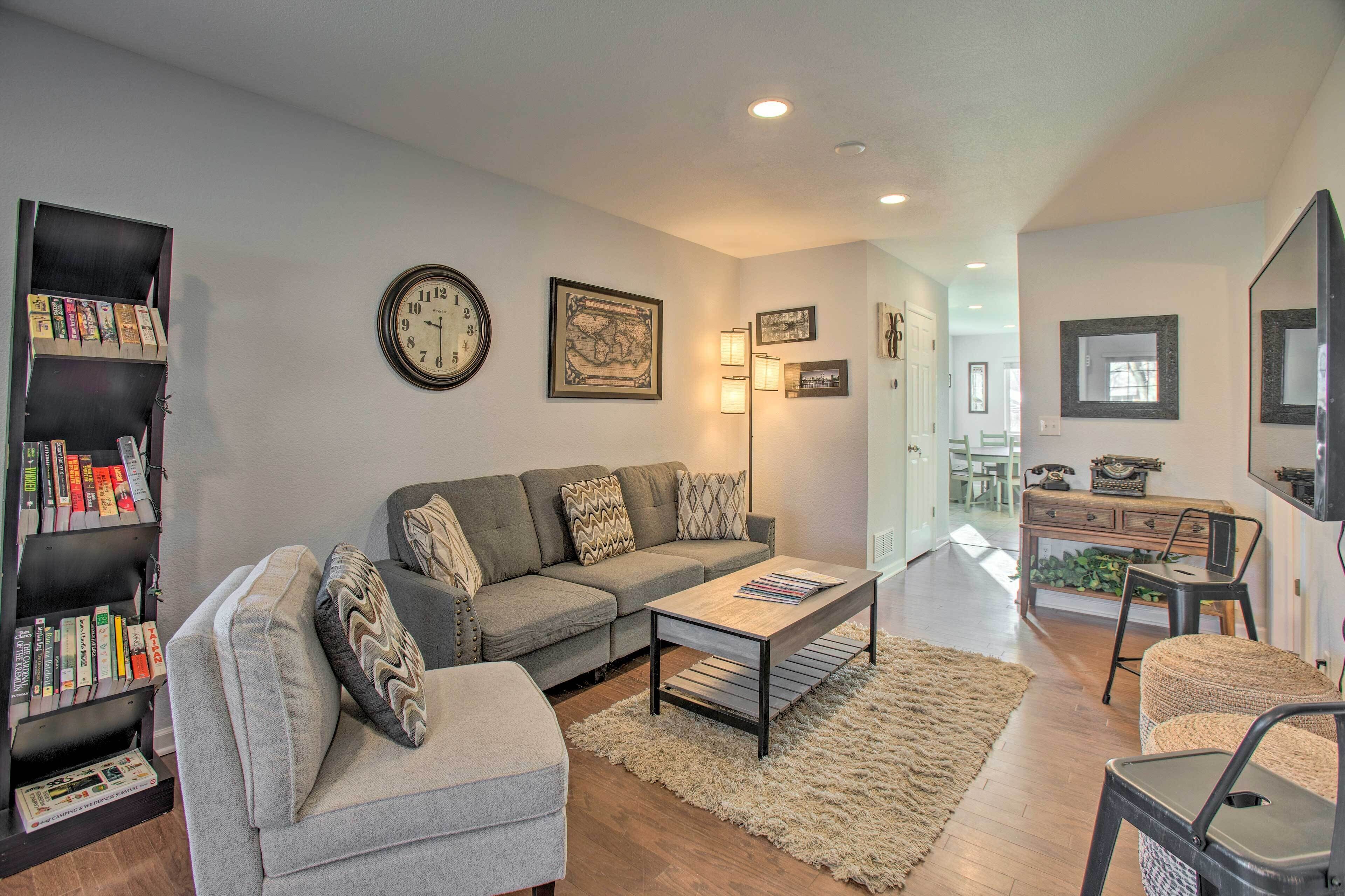 Pet-Friendly Townhome w/ Hot Tub, 5 Mi to LoDo!