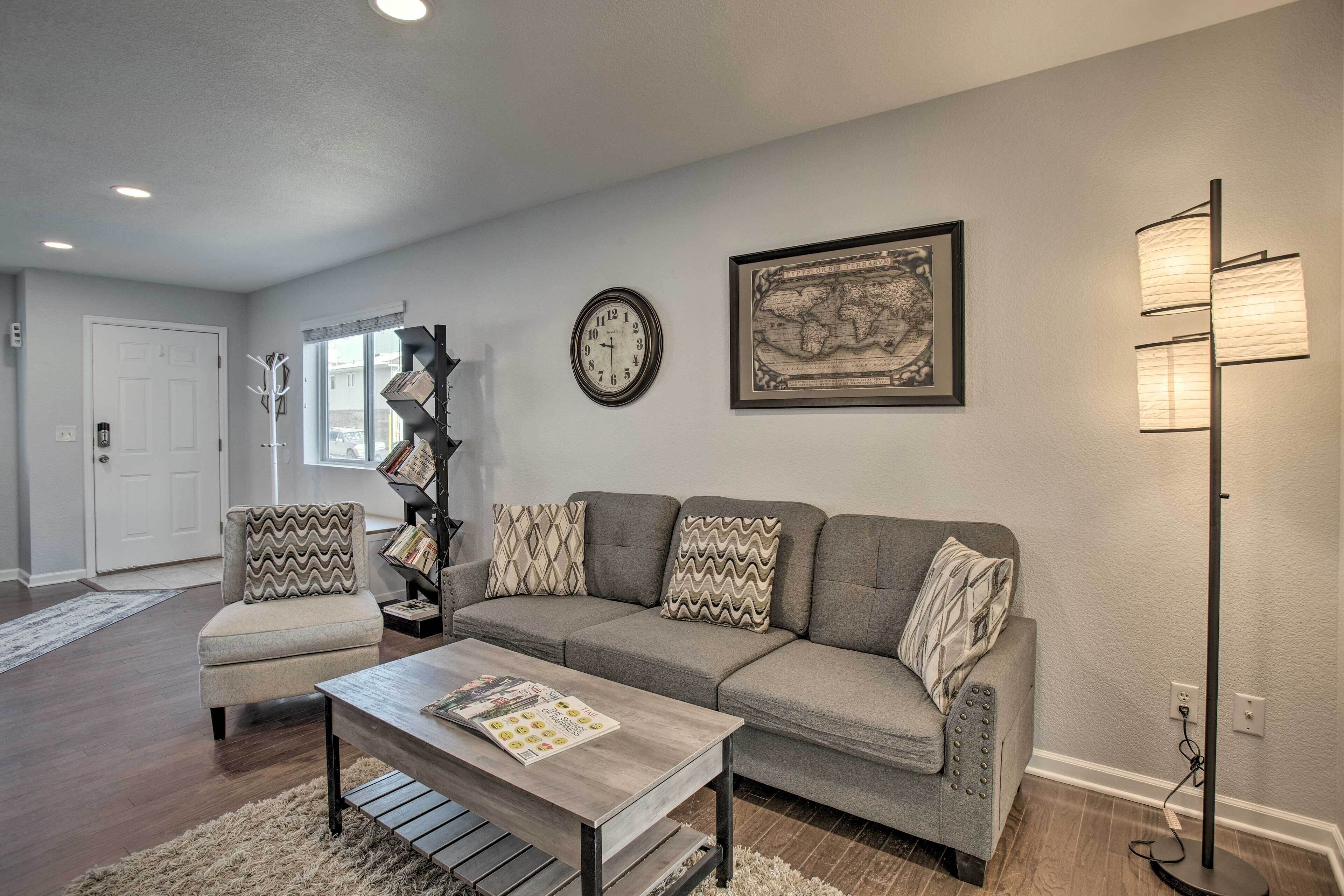 Pet-Friendly Townhome w/ Hot Tub, 5 Mi to LoDo!