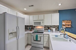 Fridge, microwave, stovetop, dishwasher