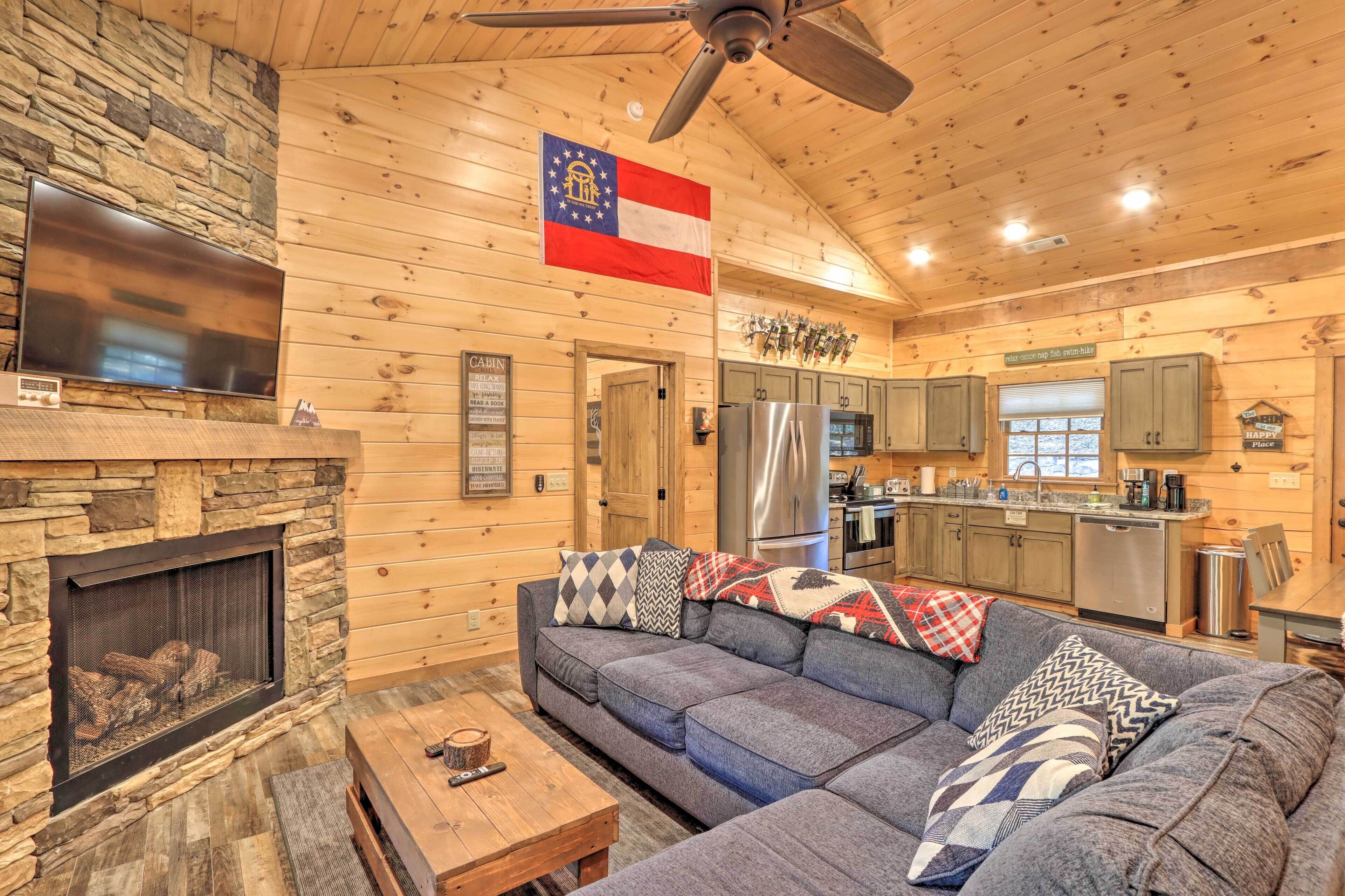 Amazing 'Foxwood Cabin' w/ Hot Tub & Fire Pit