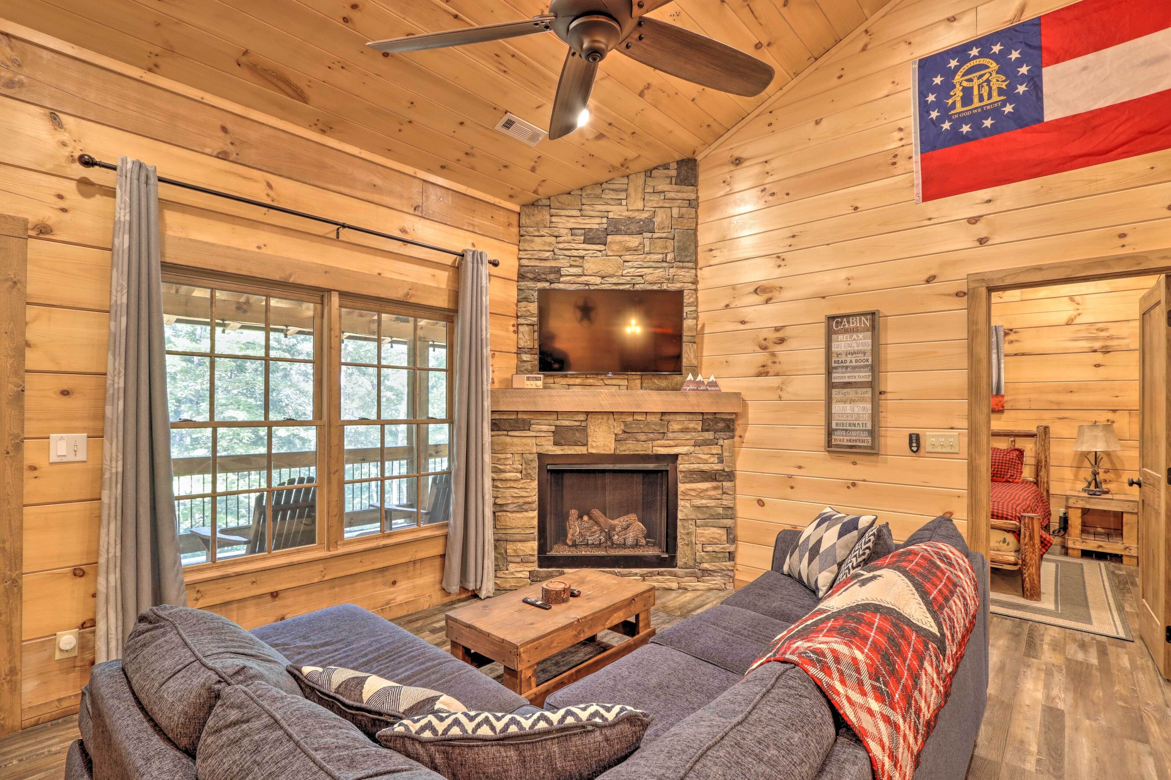 Amazing 'Foxwood Cabin' w/ Hot Tub & Fire Pit