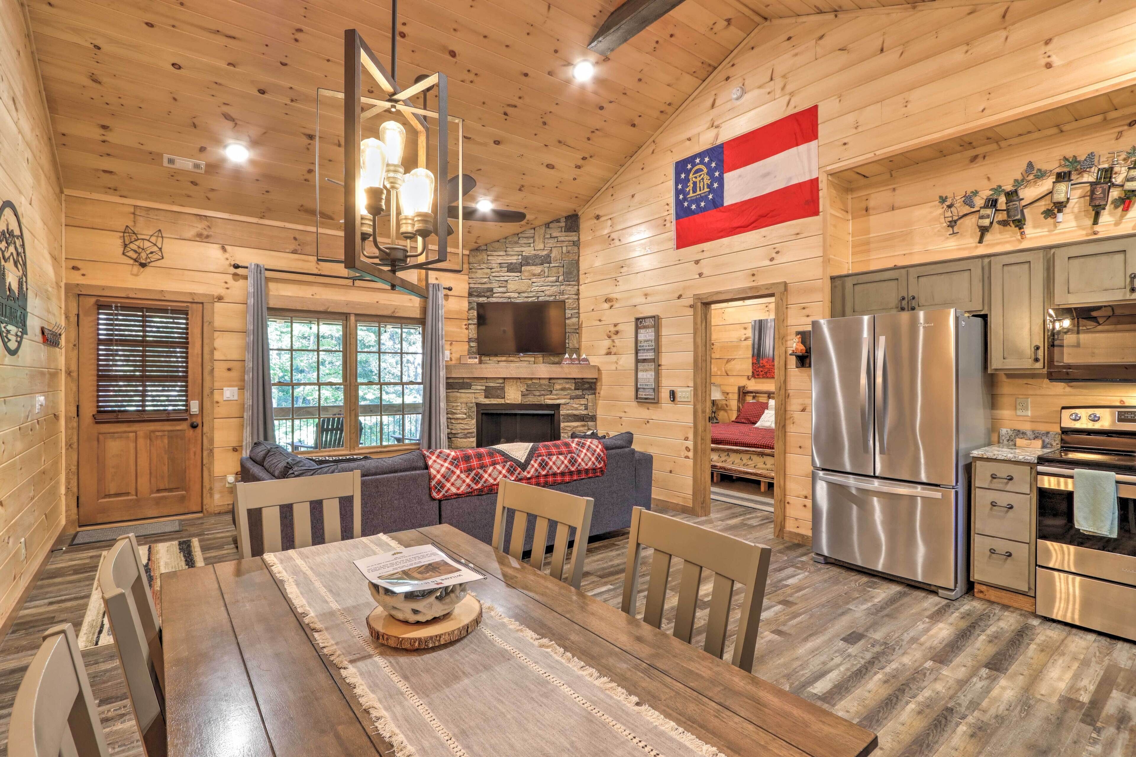 Amazing 'Foxwood Cabin' w/ Hot Tub & Fire Pit