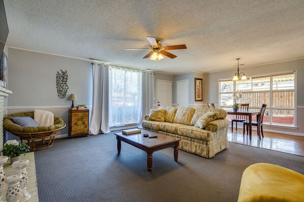 Smart TV, fireplace, books - Cheerful Wishes- 3 Bedroom House To Yourself (Florence)