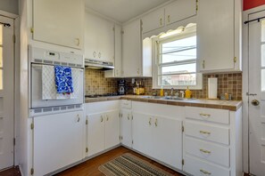 Fridge, microwave, oven, stovetop - Cheerful Wishes- 3 Bedroom House To Yourself (Florence)