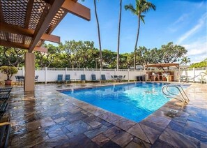 Outdoor pool, a heated pool - VillaKaya OnTheBeach WalkToAll PoolGrillGolfSurfSpa - KiheiAkahi (Kihei)