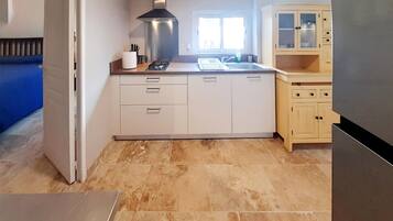 Kjøleskap, ovn, kokeplater og oppvaskmaskin