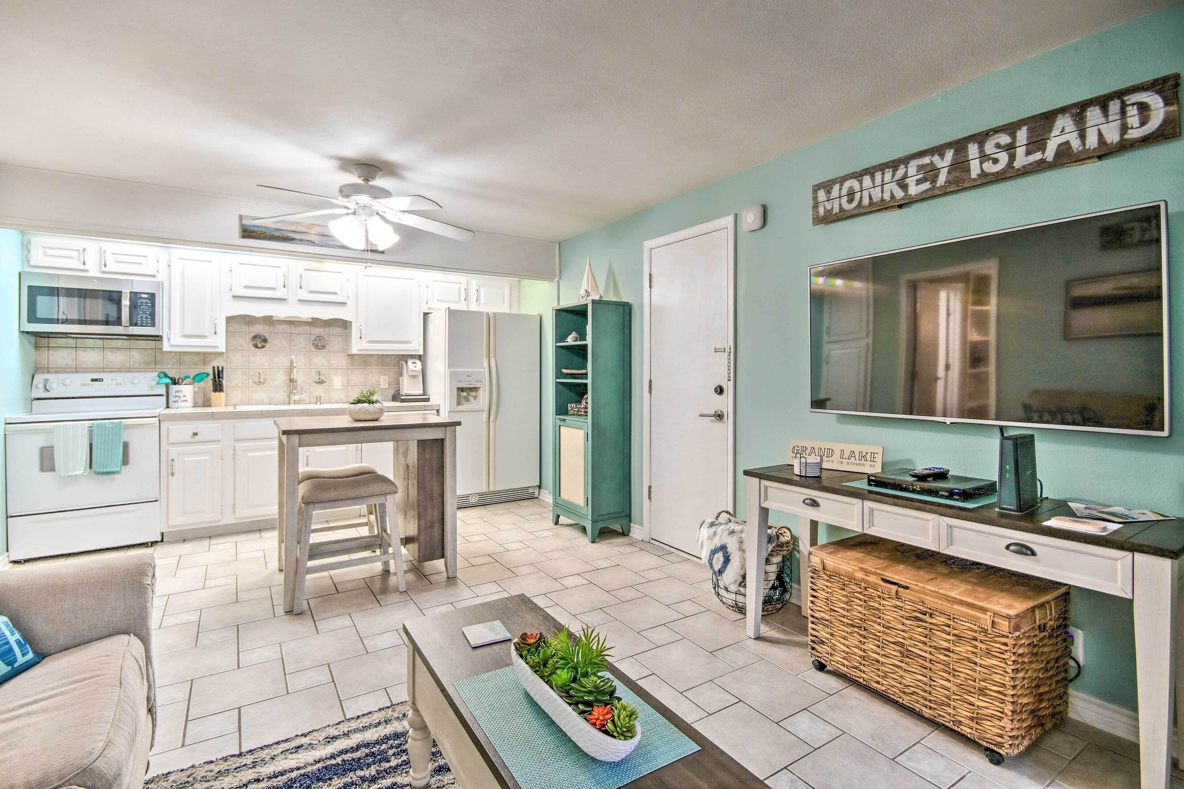 Step-Free Nautical Condo: Community Amenities