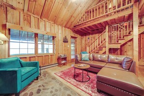 TV - Rustic Maggie Valley Cabin w/ Mountain Views! (Maggie Valley)