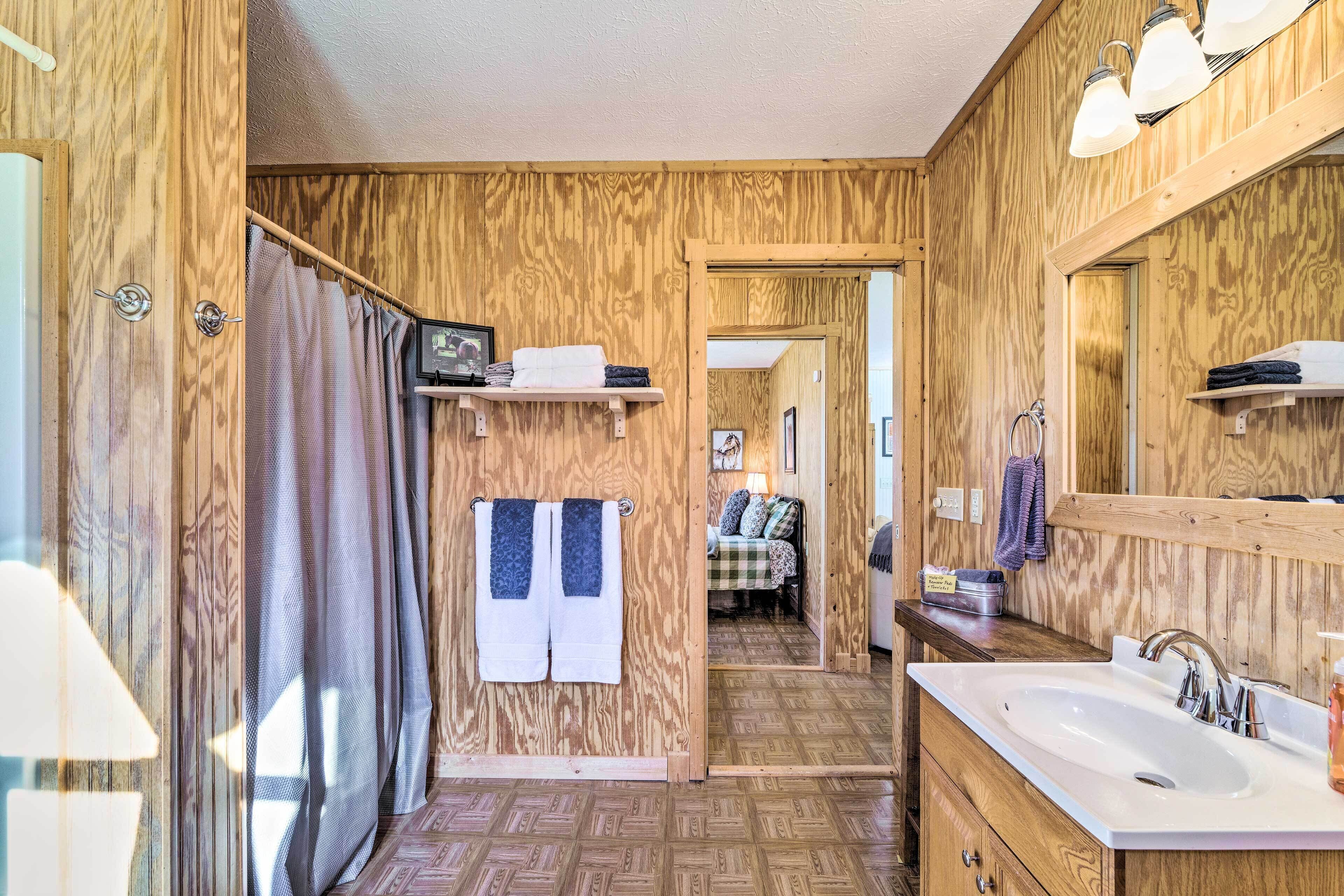 ‘Cabin at LambFarm Horses’ w/ Fire Pit + Deck