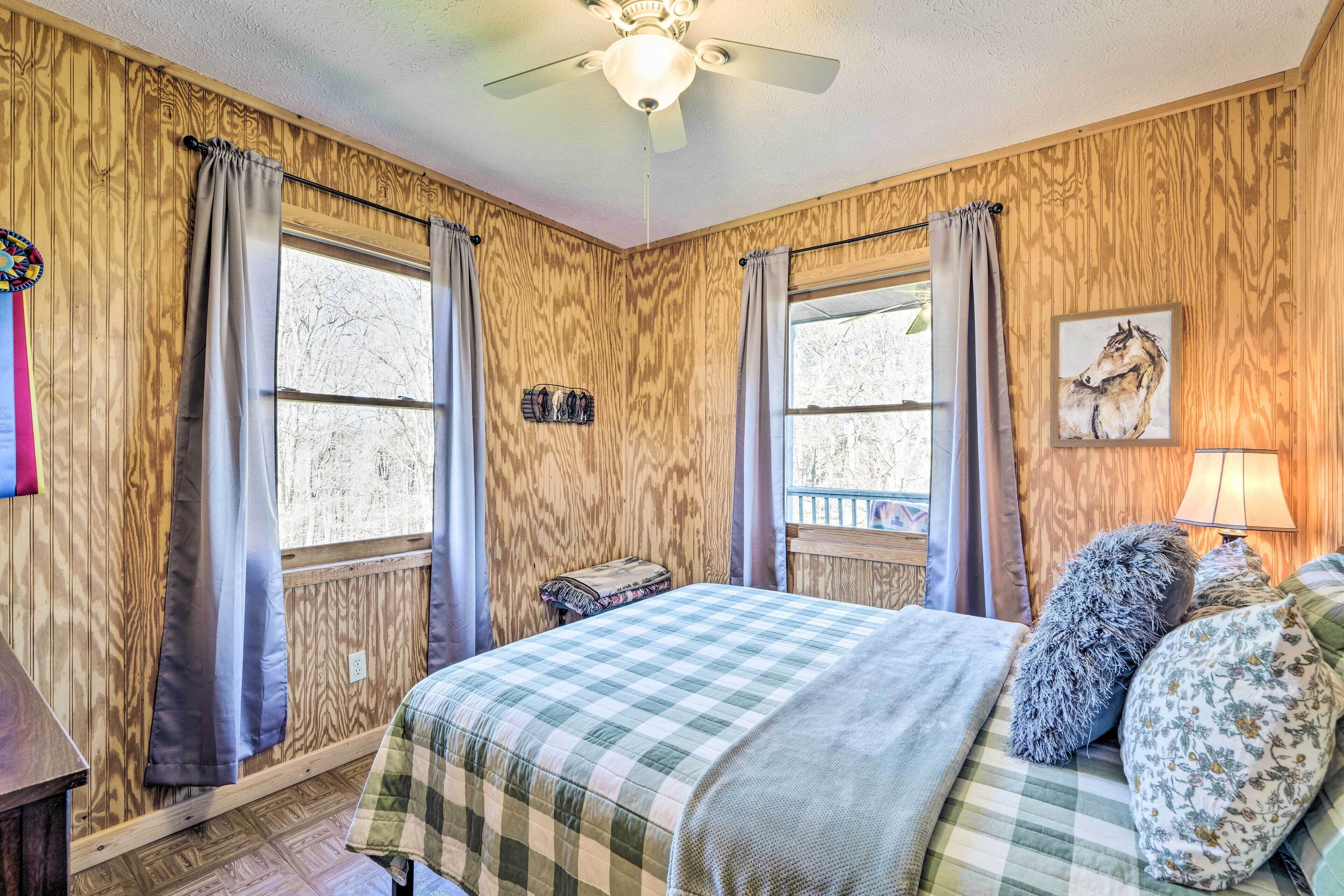 ‘Cabin at LambFarm Horses’ w/ Fire Pit + Deck