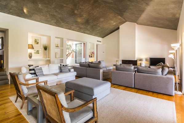 TV, fireplace