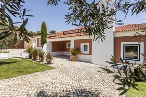 المنطقة المحيطة بالمنشأة