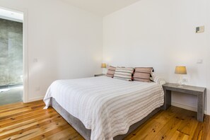 7 Schlafzimmer, Bügeleisen/Bügelbrett