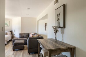 Interior - Mt Helix Delight-Adorable Private Studio w/Patio (Spring Valley)