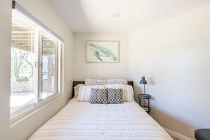 1 bedroom, desk, iron/ironing board, travel cot - Mt Helix Delight-Adorable Private Studio w/Patio (Spring Valley)