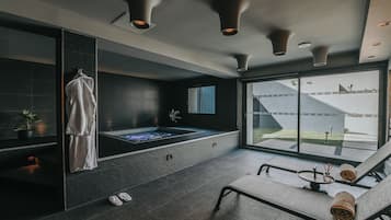 Sauna, hot tub