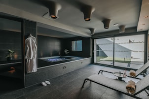 Un sauna, una bañera de hidromasaje